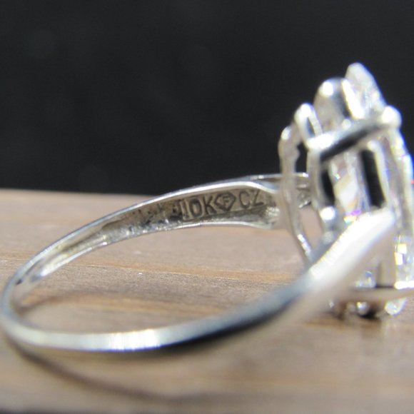 Size 6 10K Gold Bright Marquise Cubic Zirconia Band Ring Vintage - Picture 6 of 9